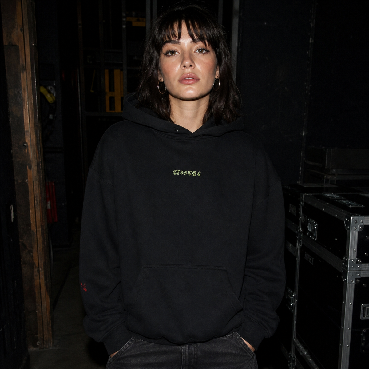 Sinners Taking Vibes Hoodie Damen Model Frontansicht Berlin – KI-generierte Darstellung