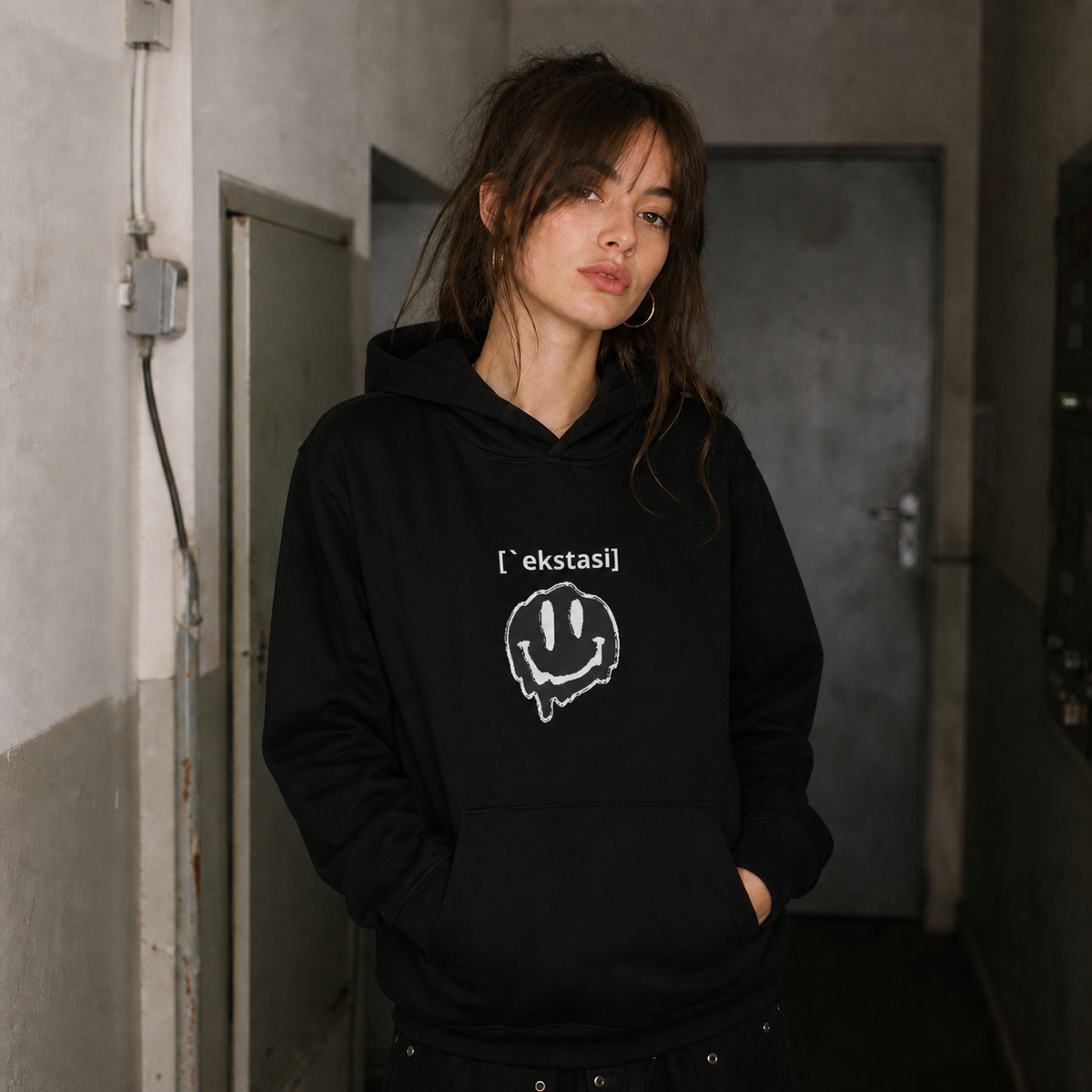 Weibliches Model im schwarzen NiZED Smile Me Graphic Hoodie mit weißem Frontprint in Berlin – KI-generierte Darstellung