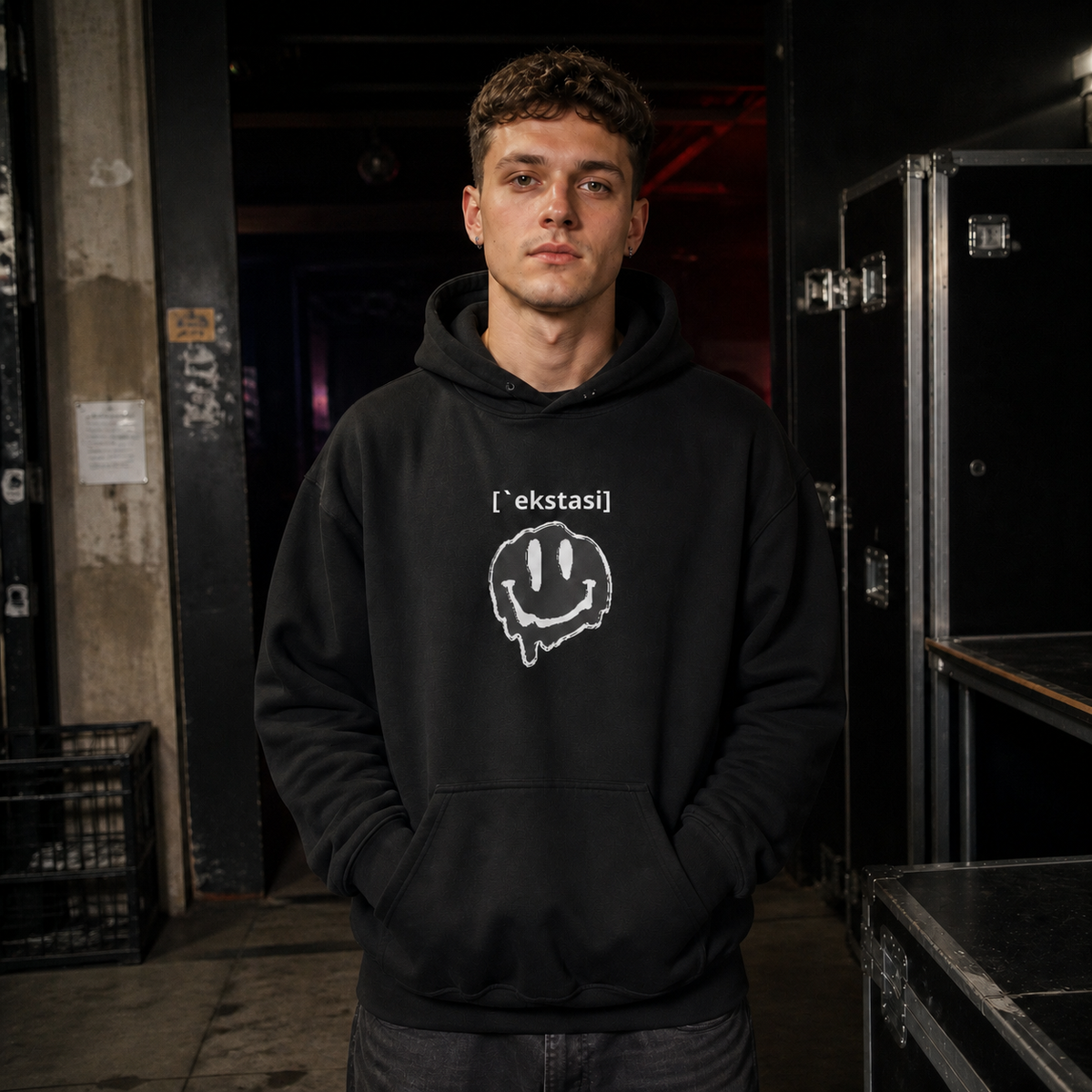 Männliches Model im schwarzen NiZED Smile Me Graphic Hoodie mit weißem Frontprint in Berlin – KI-generierte Darstellung