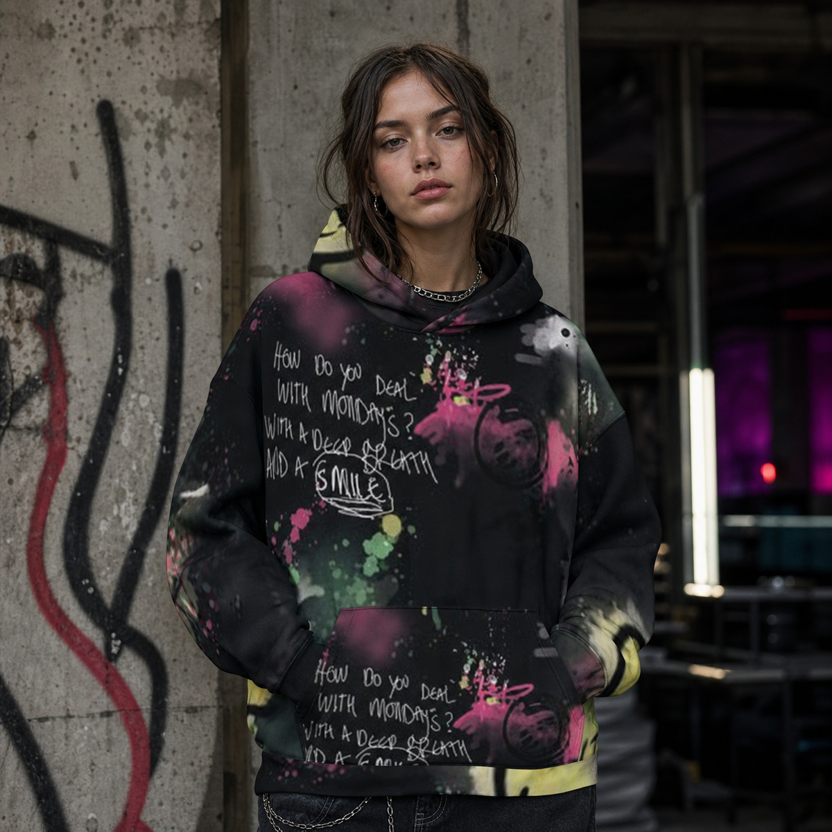 Smile Out Hoodie am weiblichen Model, Frontansicht Berlin – KI-generierte Darstellung