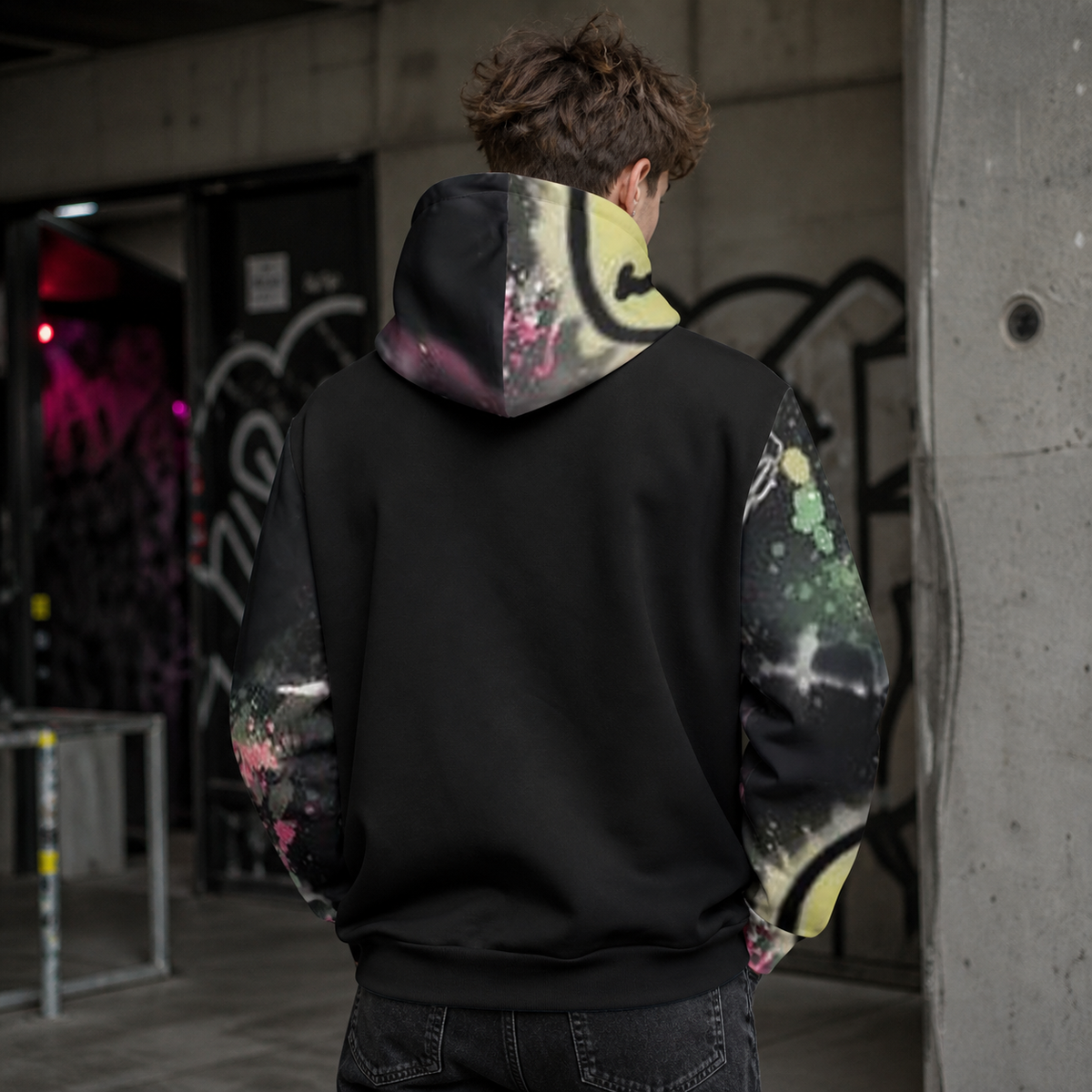 Smile Out Hoodie am männlichen Model, Rückansicht Berlin – KI-generierte Darstellung
