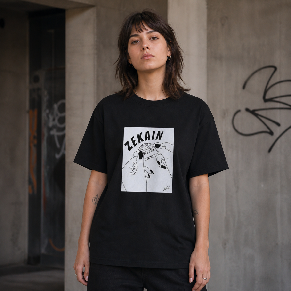 Smokers Graphic T-Shirt schwarzes Streetwear Shirt am weiblichen Model, Frontprint – KI-generierte Darstellung