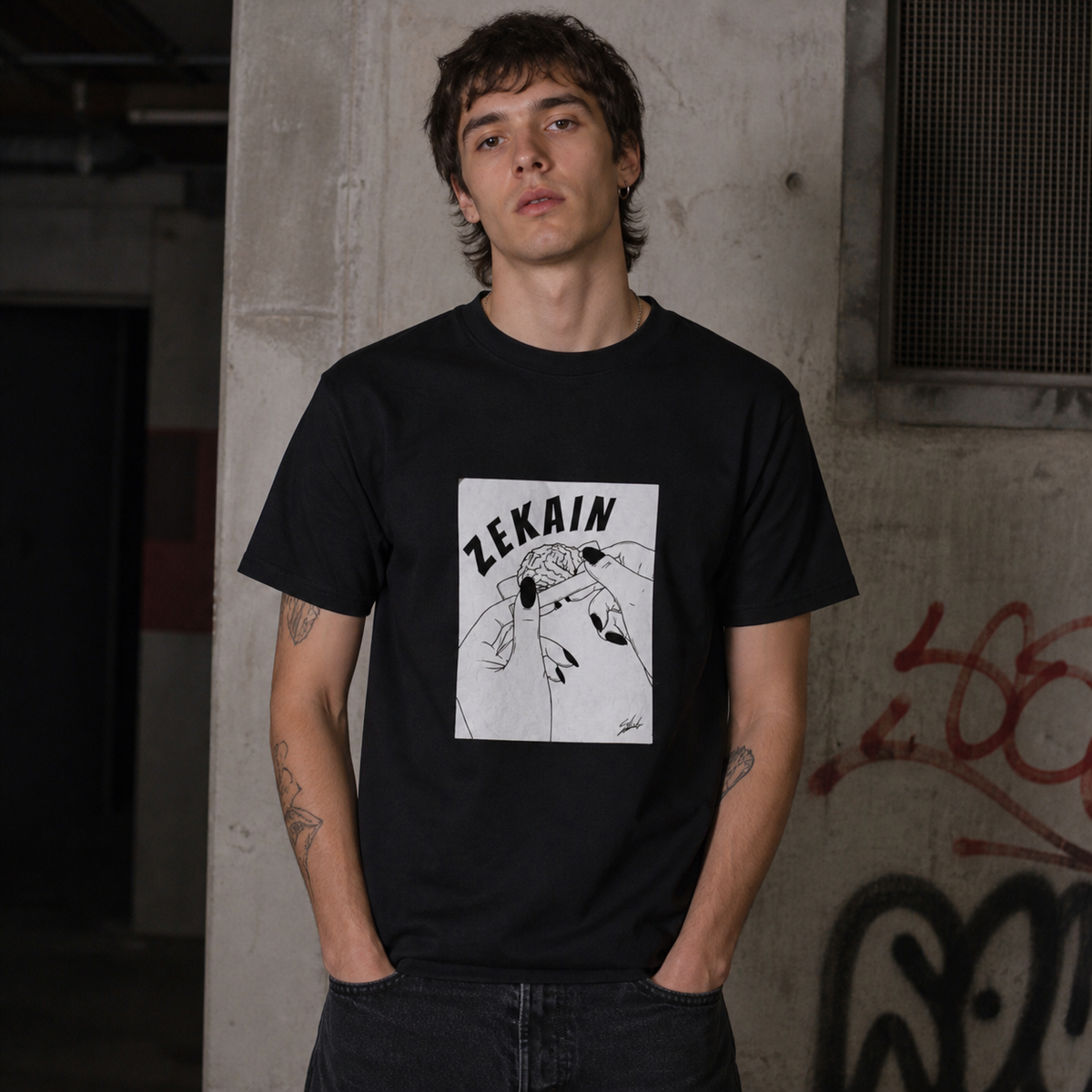 Smokers Graphic T-Shirt schwarzes Streetwear Shirt am männlichen Model, Frontprint – KI-generierte Darstellung