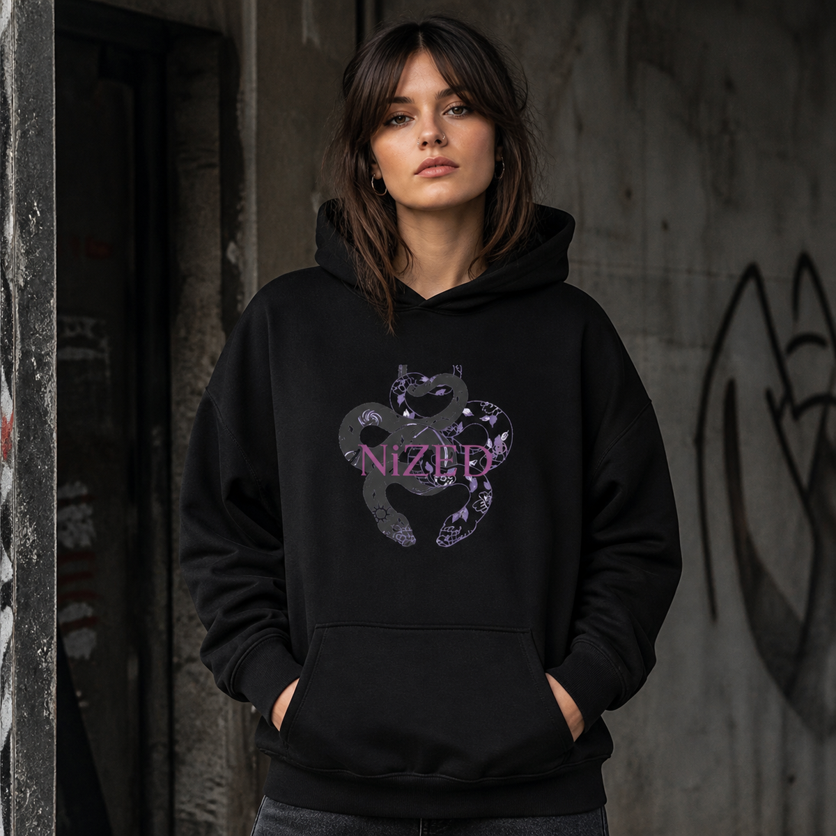Snake Graphic Hoodie am weiblichen Model, Frontansicht Berlin – KI-generierte Darstellung