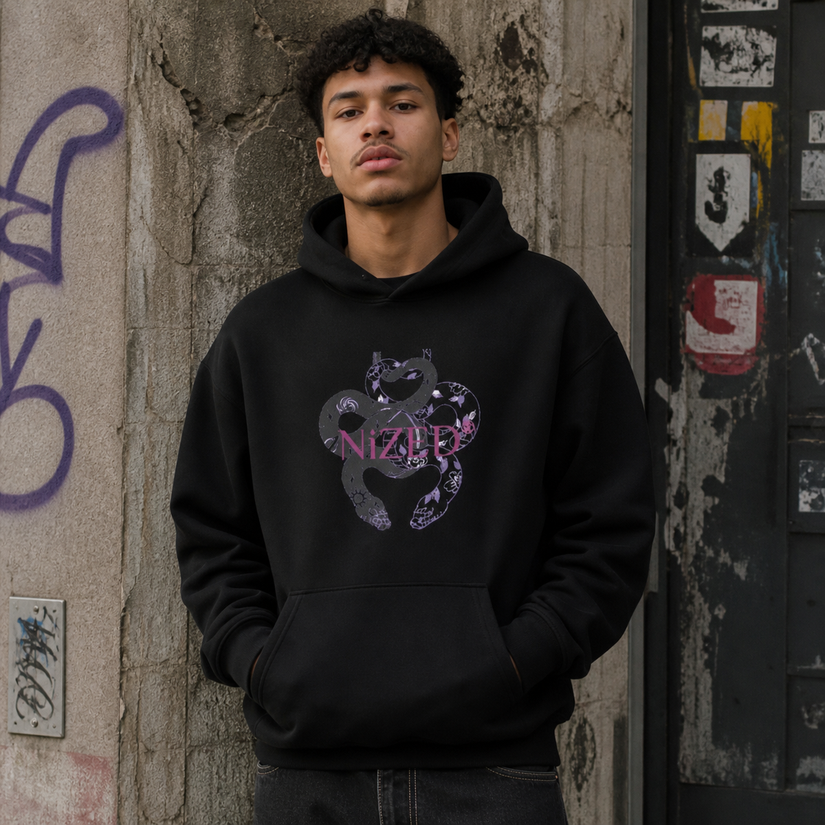 Snake Graphic Hoodie am männlichen Model, Frontansicht Berlin – KI-generierte Darstellung