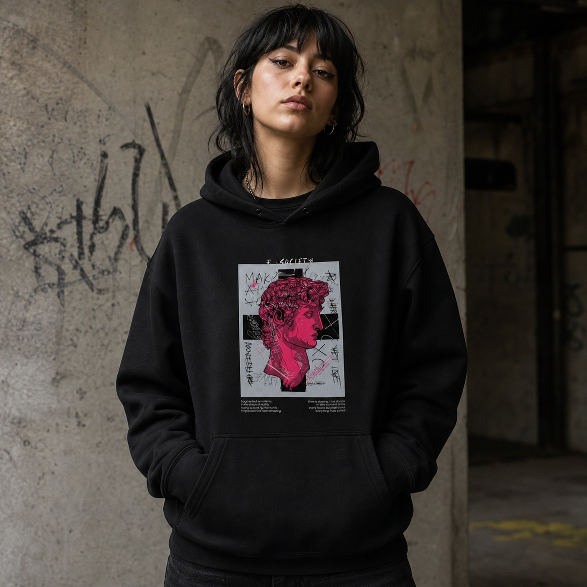 Society Graphic Hoodie am weiblichen Model, Frontansicht Berlin – KI-generierte Darstellung
