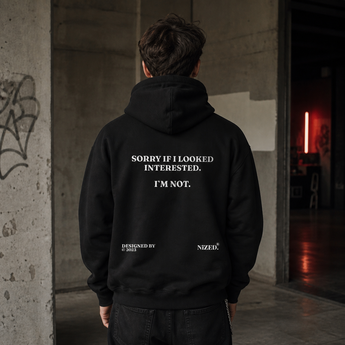 Sorry If I Looked Interested Hoodie am männlichen Model, Rückansicht Berlin – KI-generierte Darstellung