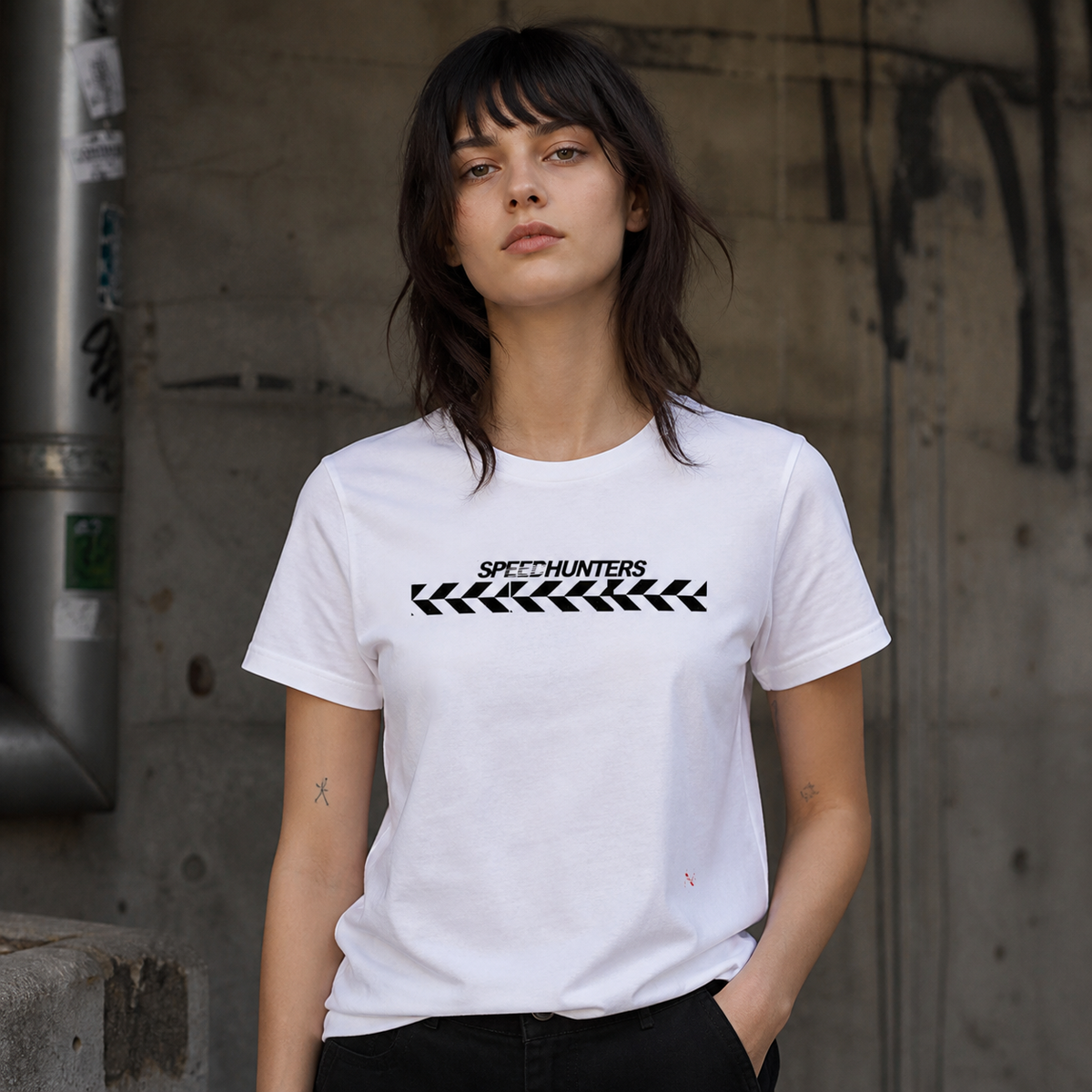 Speedhunters Graphic T-Shirt weißes Streetwear Shirt am weiblichen Model, Frontprint – KI-generierte Darstellung