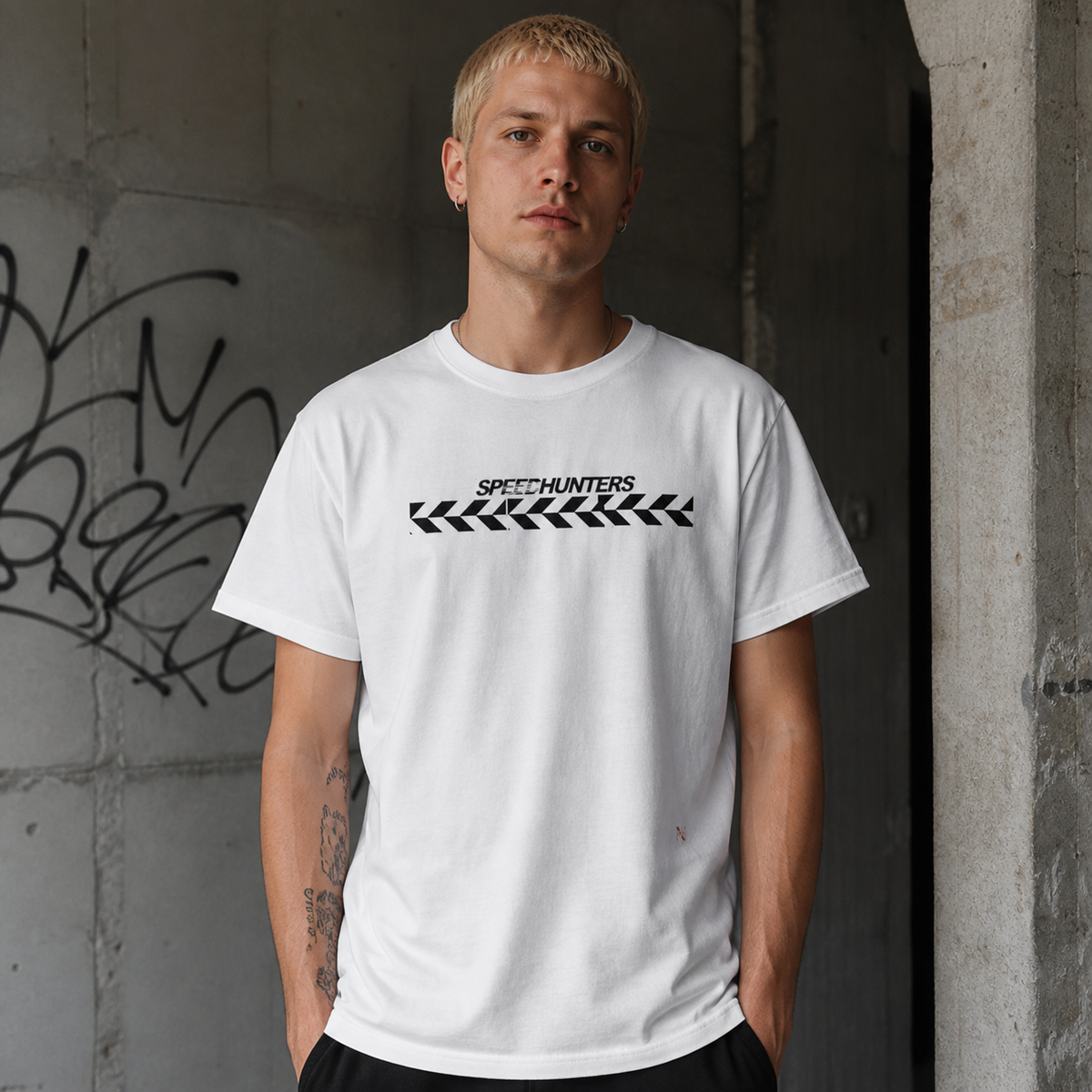 Speedhunters Graphic T-Shirt weißes Streetwear Shirt am männlichen Model, Frontprint – KI-generierte Darstellung