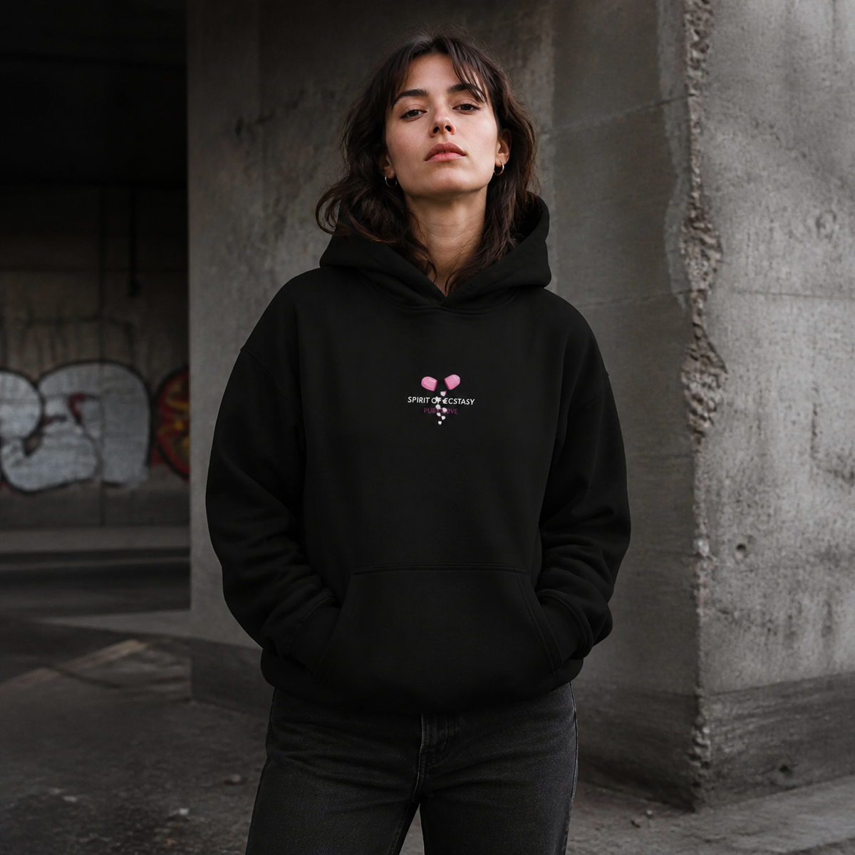 Spirit Graphic Hoodie Damen-Modell Frontansicht – KI-generierte Darstellung