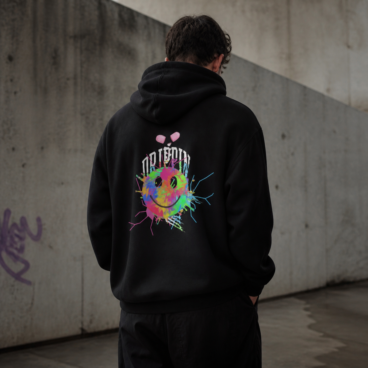 Spirit Graphic Hoodie Herren-Modell Rückansicht – KI-generierte Darstellung