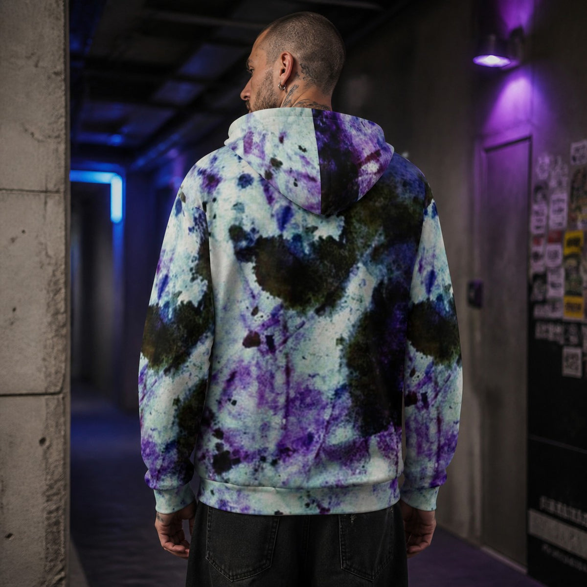 Spotlight Graphic Hoodie Herren Rückenansicht – KI-generierte Darstellung