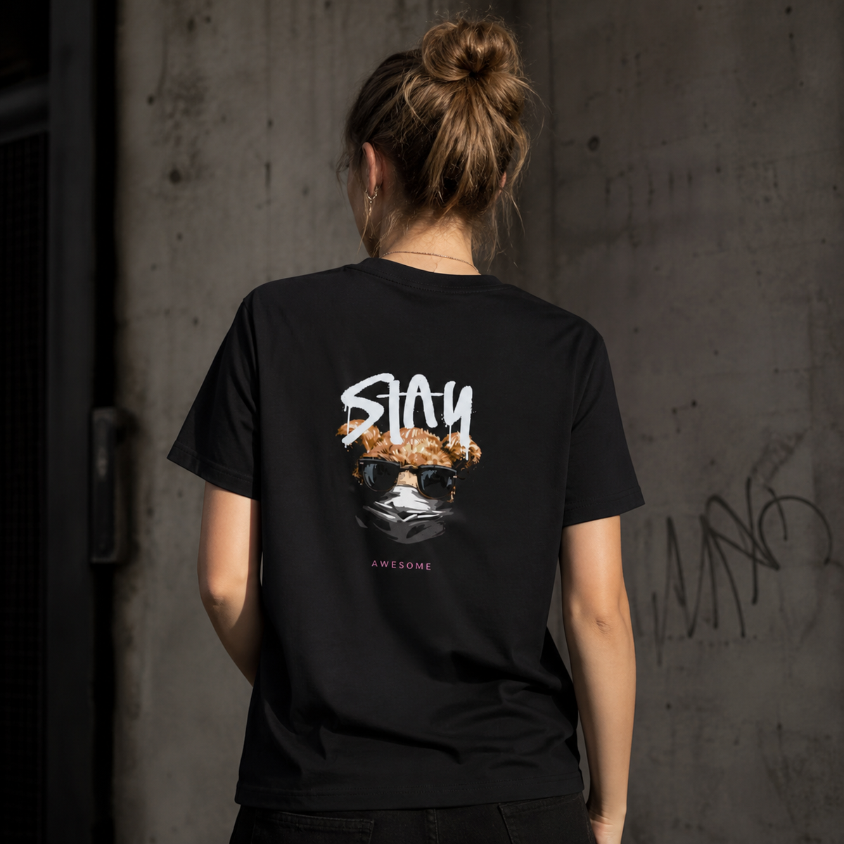 Stay Awesome Graphic T-Shirt schwarzes Streetwear Shirt am weiblichen Model, Rückenprint – KI-generierte Darstellung