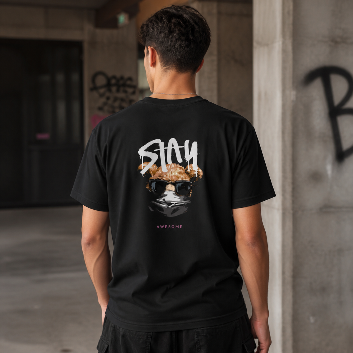 Stay Awesome Graphic T-Shirt schwarzes Streetwear Shirt am männlichen Model, Rückenprint – KI-generierte Darstellung