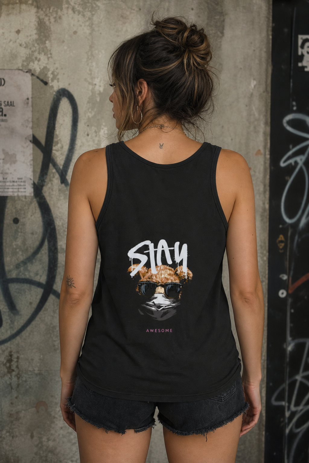 Stay Awesome Tank Top von NiZED am weiblichen Model - KI-generierte Darstellung