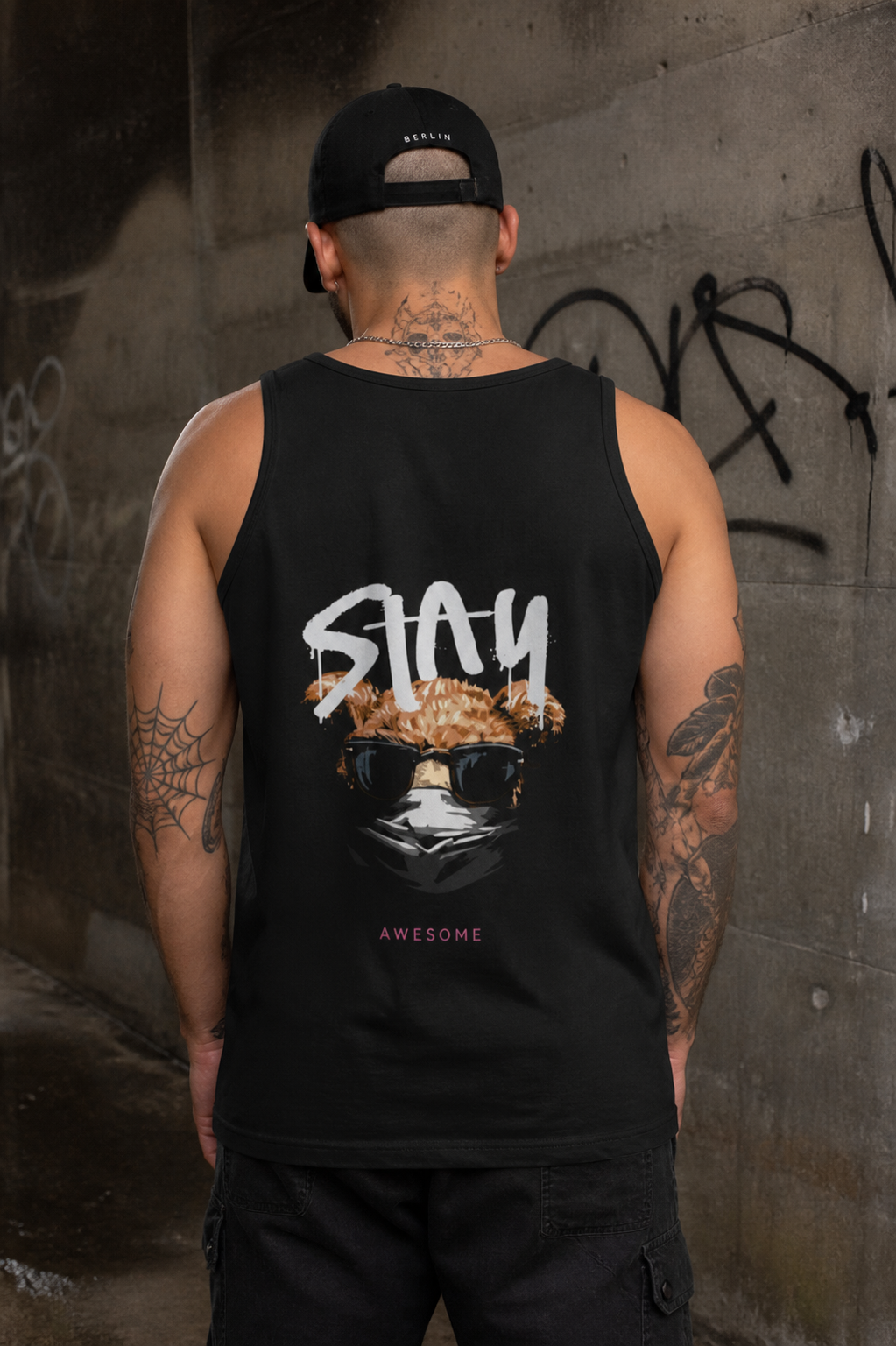 Stay Awesome Tank Top von NiZED am männlichen Model - KI-generierte Darstellung