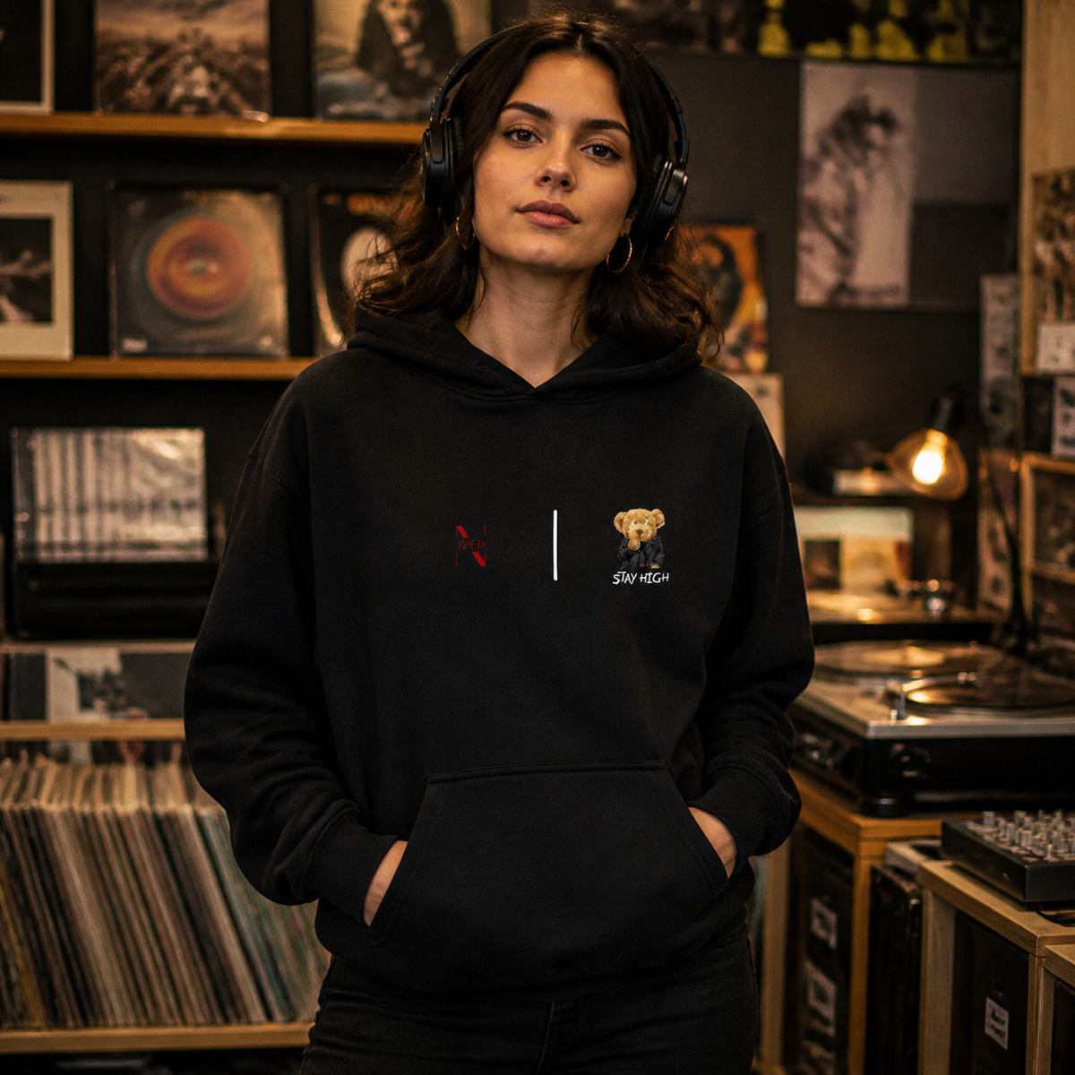 Stay High Graphic Hoodie Design 3 Damen Modell Frontansicht – KI-generierte Darstellung