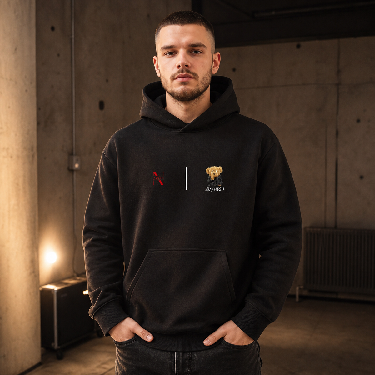 Stay High Graphic Hoodie Design 3 Herren Modell Frontansicht – KI-generierte Darstellung