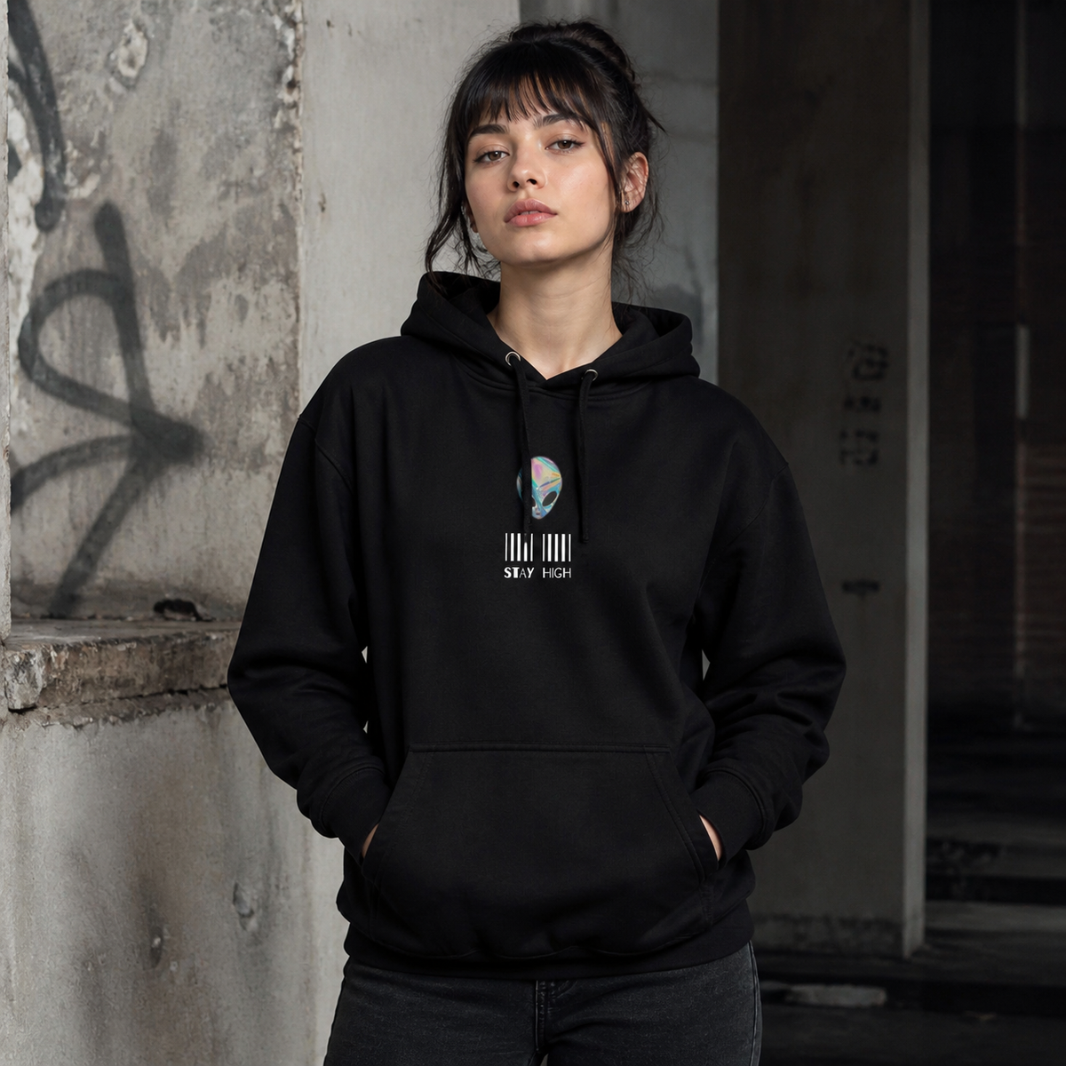 Stay High Graphic Hoodie Damen-Modell Frontansicht – KI-generierte Darstellung