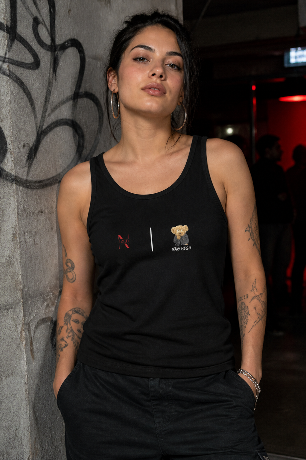 Stay High Tank Top von NiZED am weiblichen Model - KI-generierte Darstellung