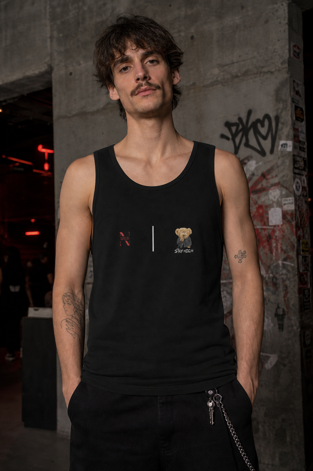 Stay High Tank Top von NiZED am männlichen Model - KI-generierte Darstellung