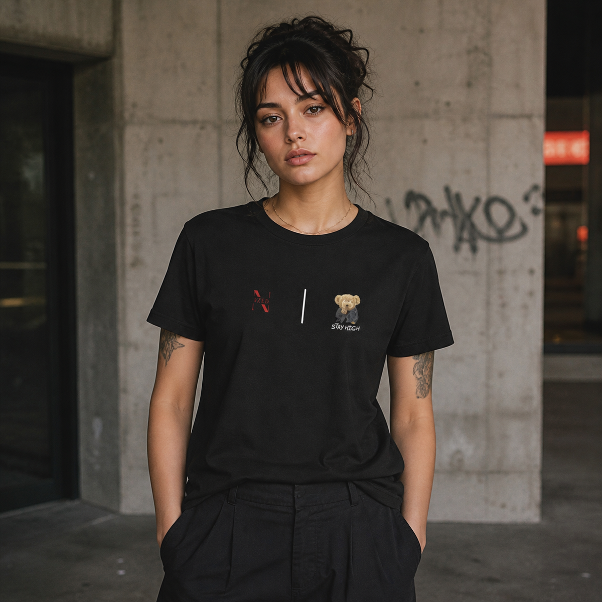 Stay High T-Shirt schwarzes Streetwear Shirt am weiblichen Model, Frontprint – KI-generierte Darstellung