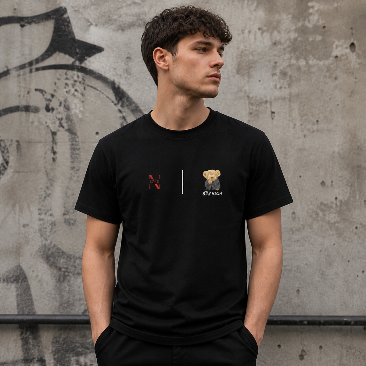 Stay High T-Shirt schwarzes Streetwear Shirt am männlichen Model, Frontprint – KI-generierte Darstellung