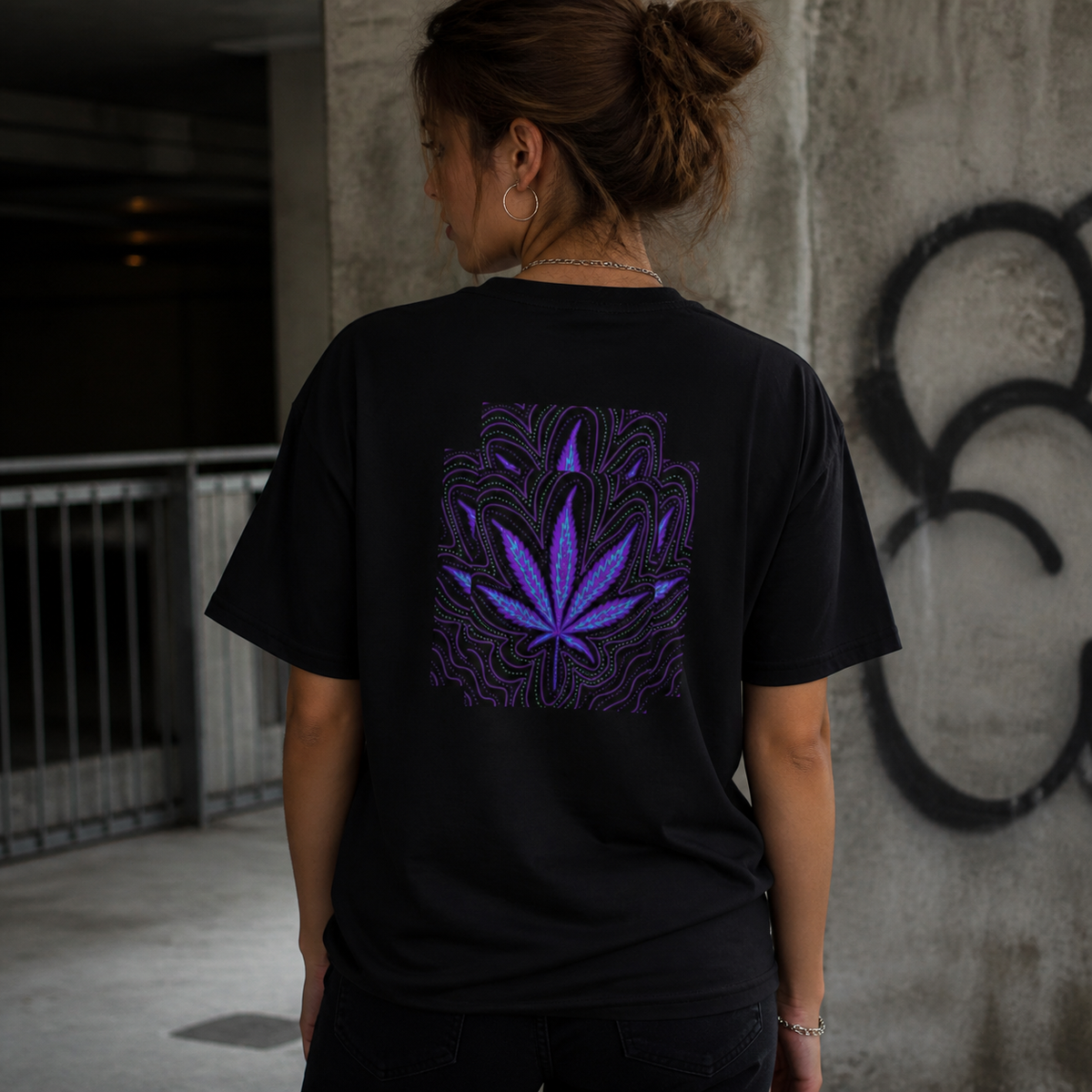 Stoned Again T-Shirt schwarzes Streetwear Shirt am weiblichen Model, Rückenprint – KI-generierte Darstellung