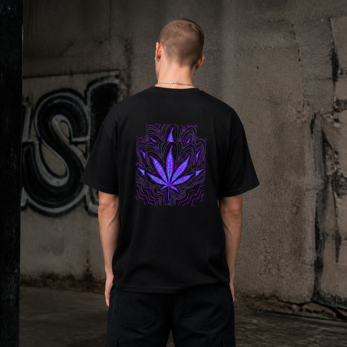 Stoned Again T-Shirt schwarzes Streetwear Shirt am männlichen Model, Rückenprint – KI-generierte Darstellung