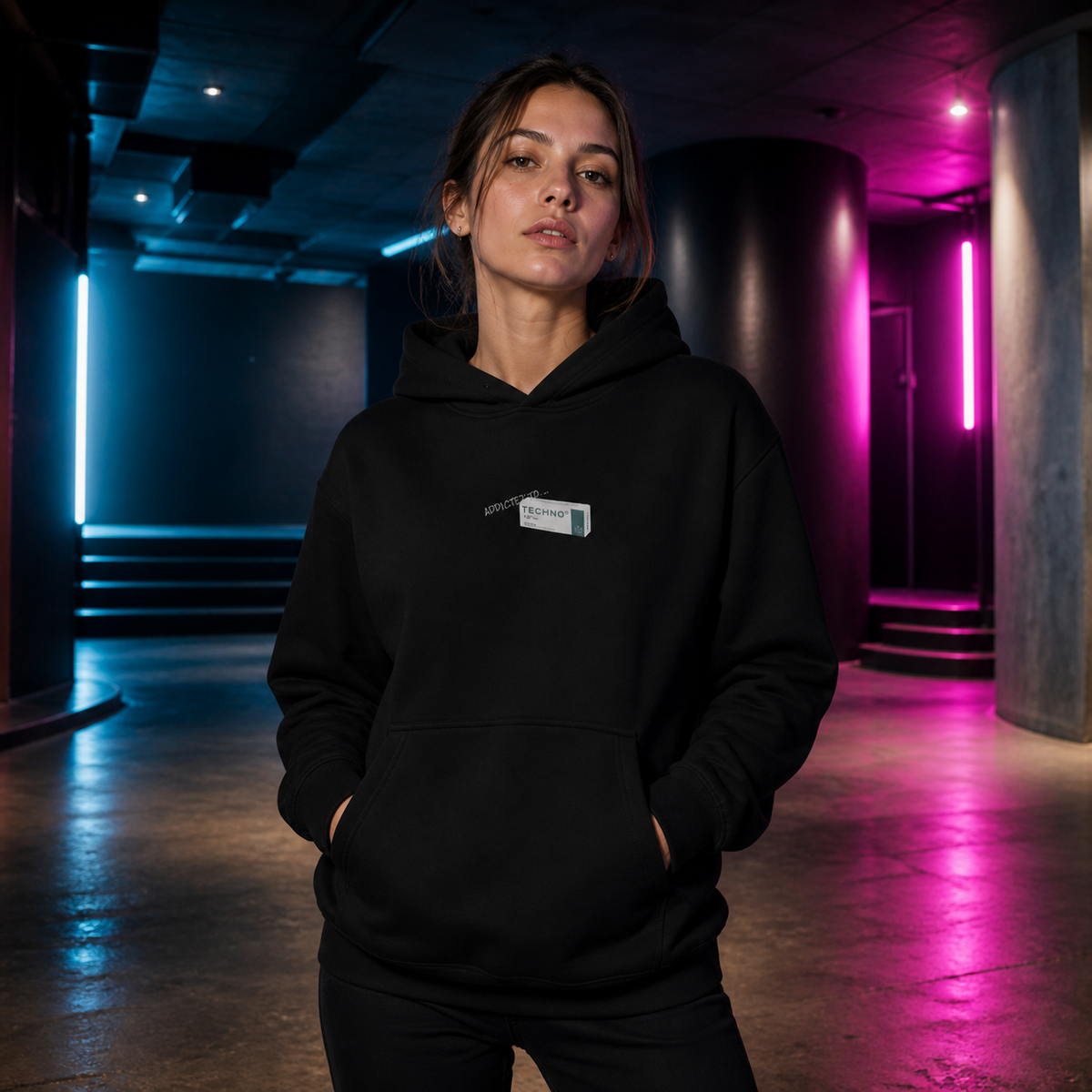 Techno Pulse Graphic Hoodie Damen Modell Frontansicht – KI-generierte Darstellung