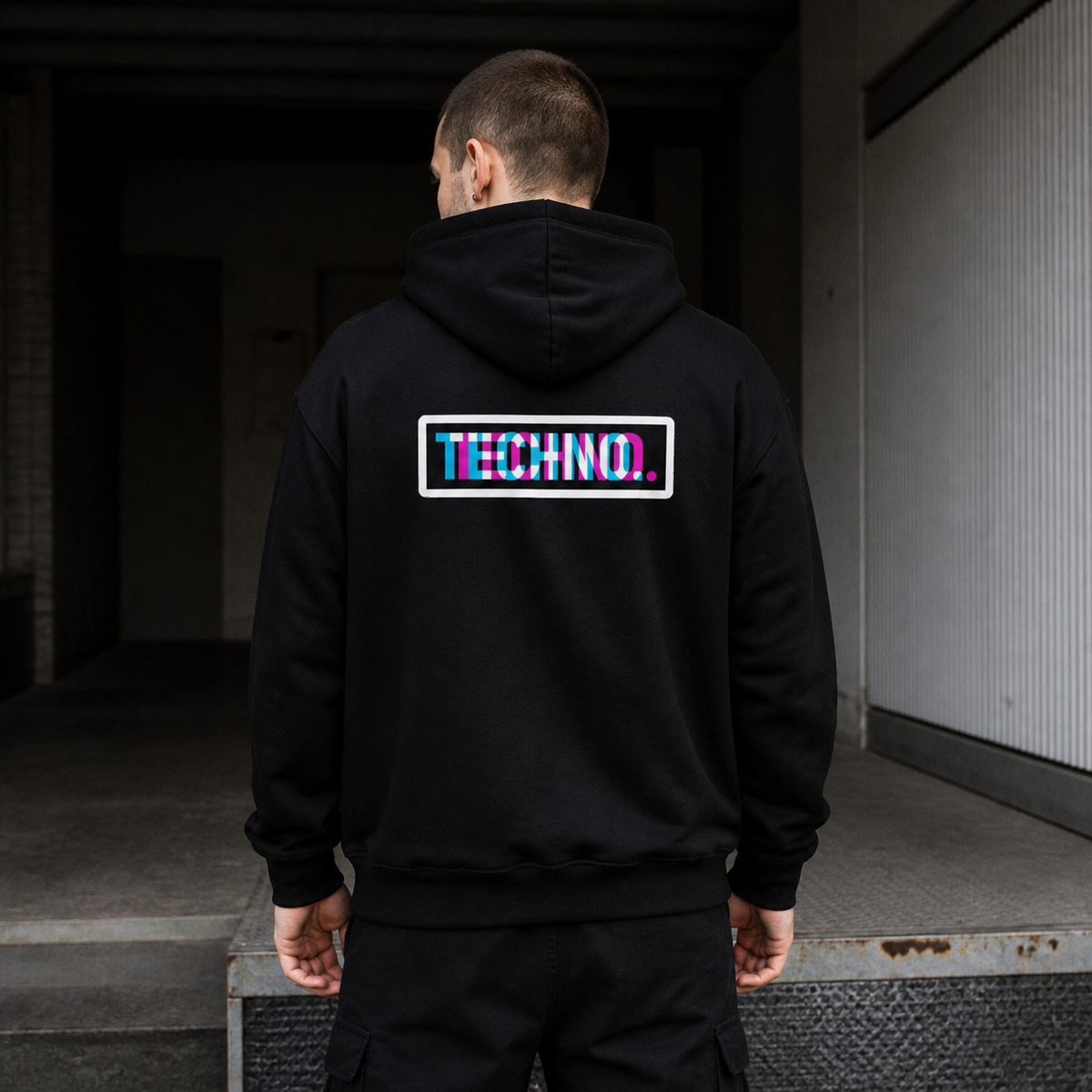 Techno Pulse Graphic Hoodie Herren Modell Rückenansicht – KI-generierte Darstellung