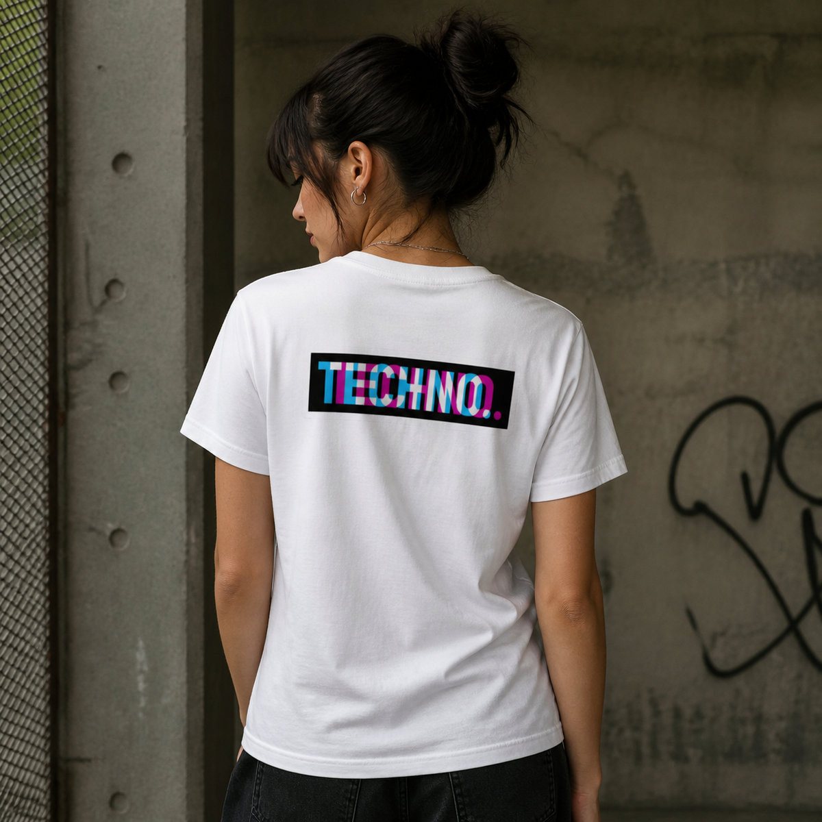 Techno Pulse Graphic T-Shirt weißes Streetwear Shirt am weiblichen Model, Rückenprint – KI-generierte Darstellung