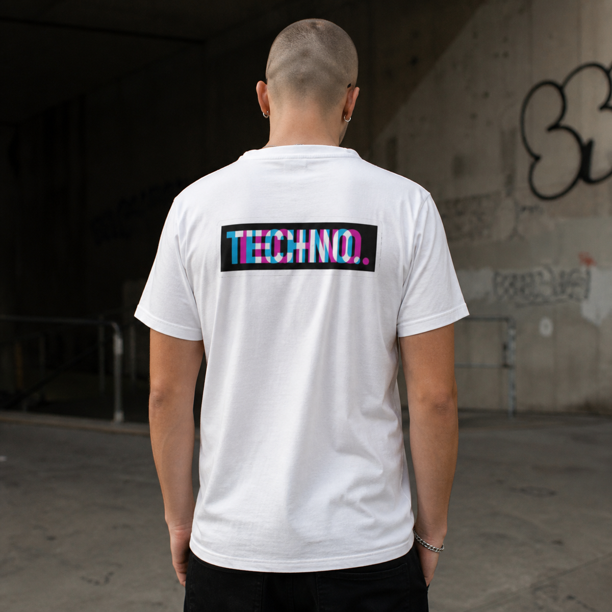 Techno Pulse Graphic T-Shirt weißes Streetwear Shirt am männlichen Model, Rückenprint – KI-generierte Darstellung
