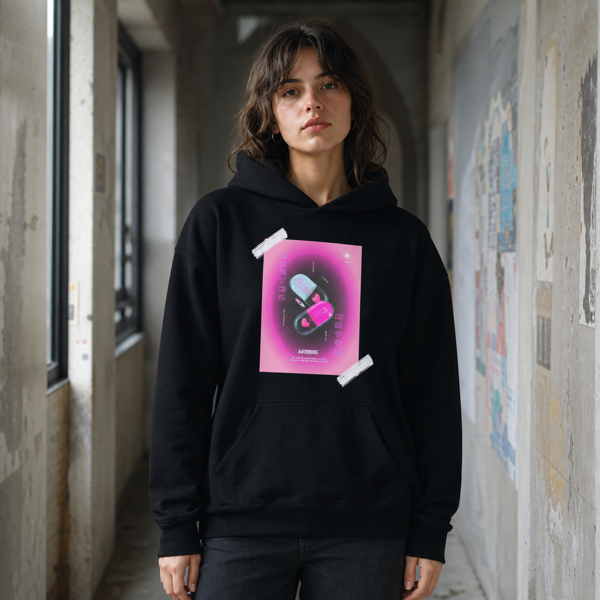 Think Different Hoodie an weiblichem Model, Frontansicht – KI-generierte Darstellung