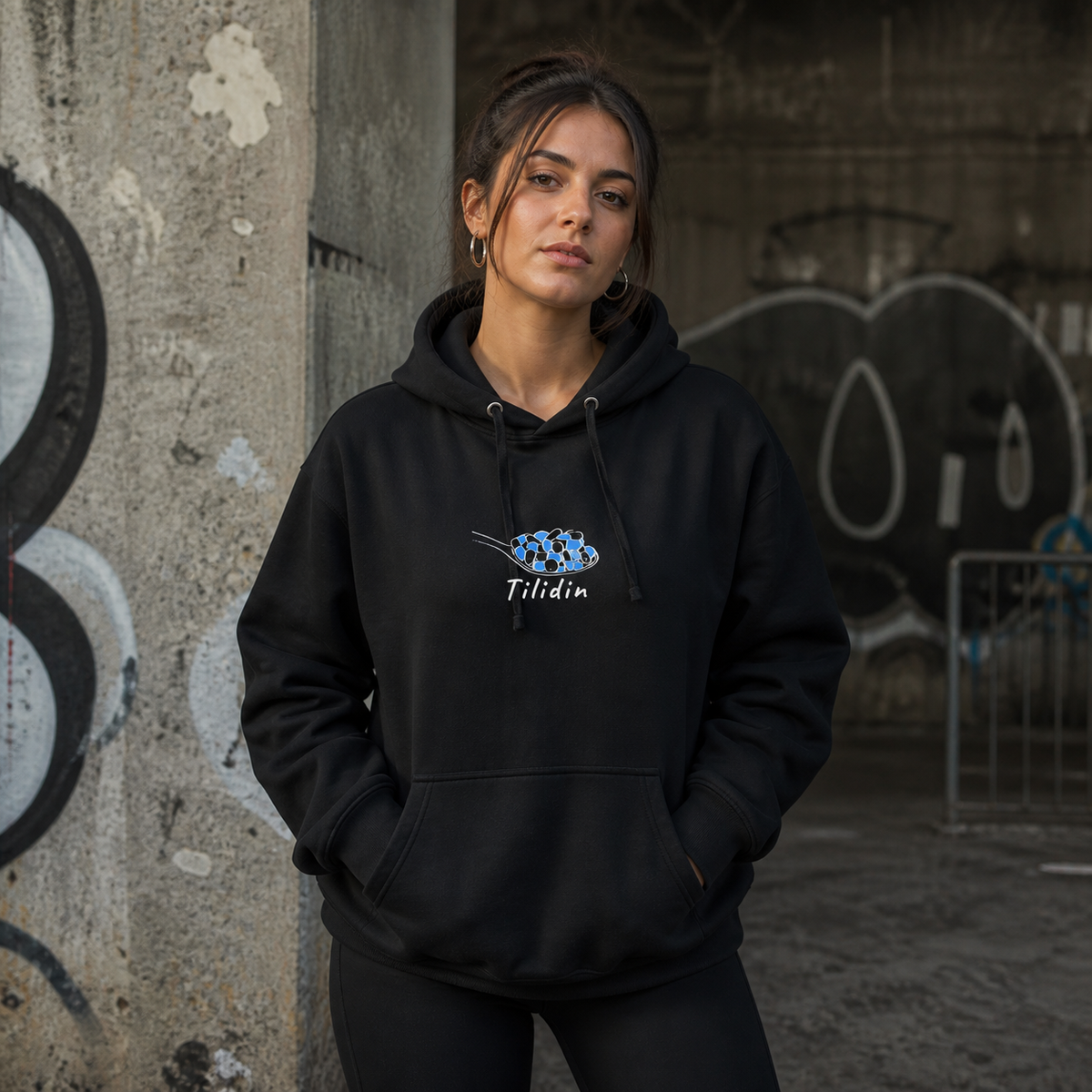 Tilidin Weg Hoodie Damen-Modell Frontansicht – KI-generierte Darstellung