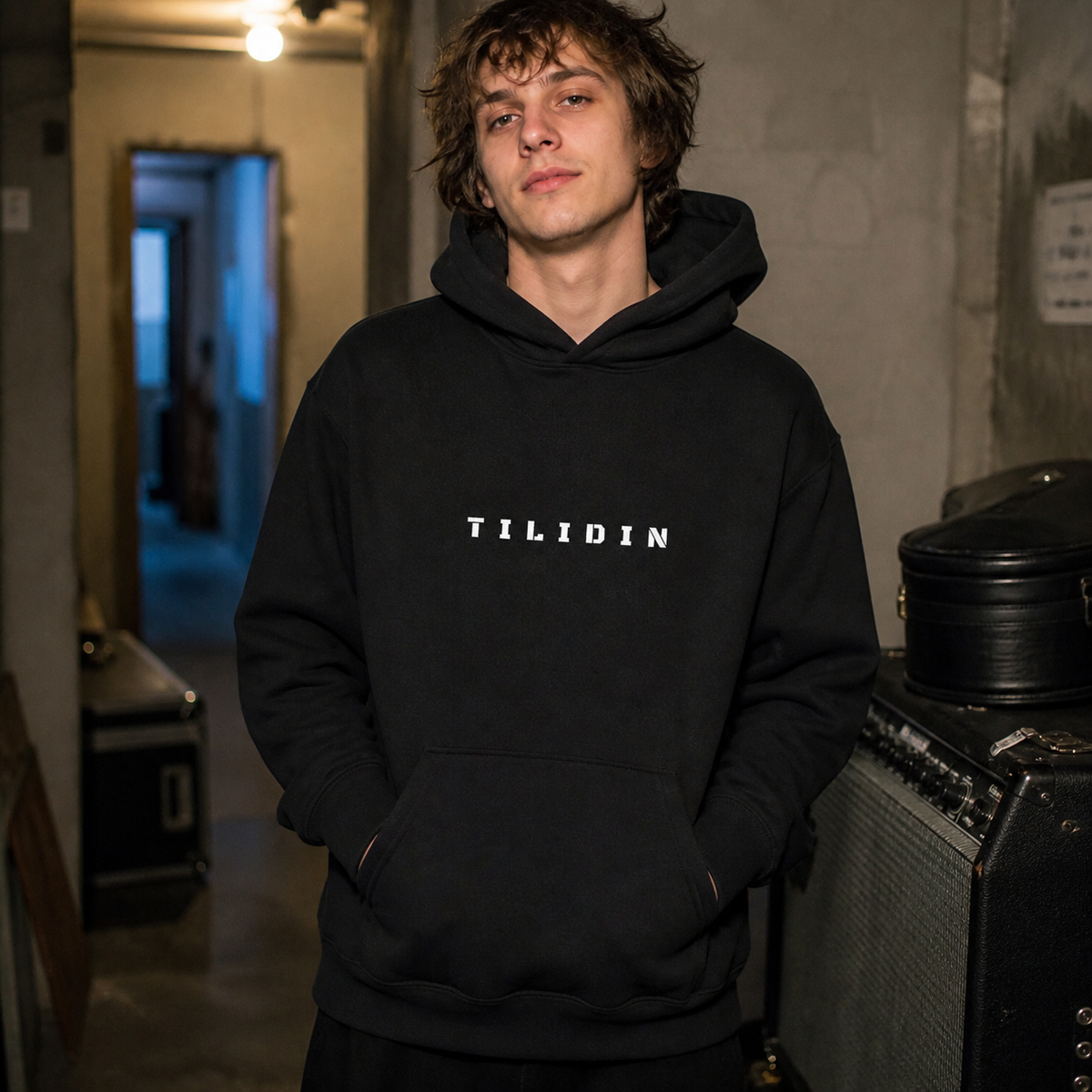 Tilidin Graphic Hoodie am männlichen Model mit Frontprint in einem Berliner Proberaum – KI-generierte Darstellung