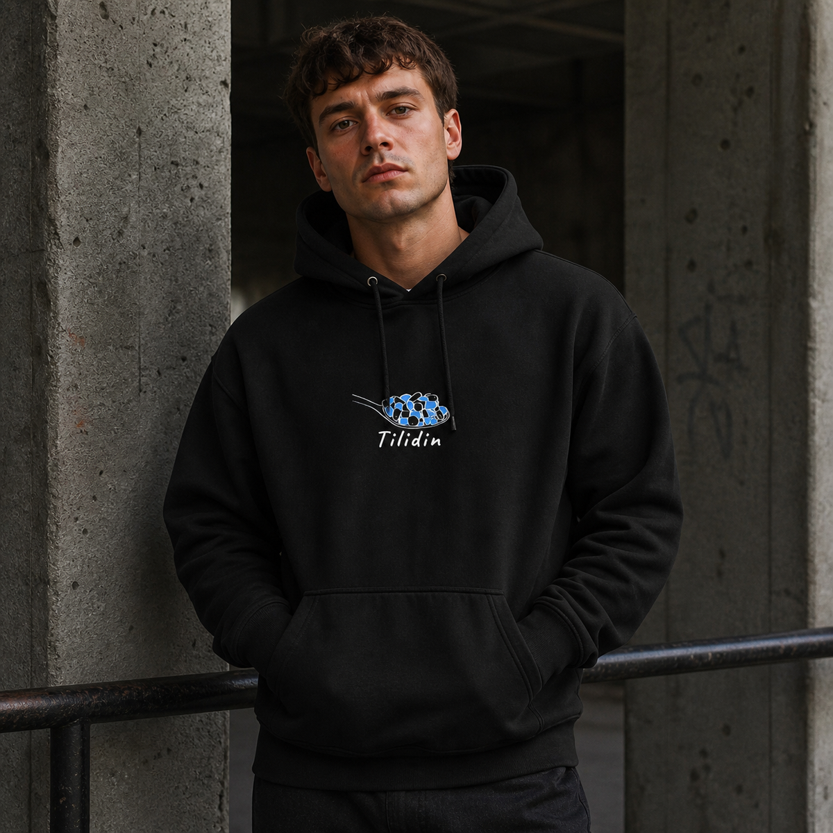Tilidin Weg Hoodie Herren-Modell Frontansicht – KI-generierte Darstellung