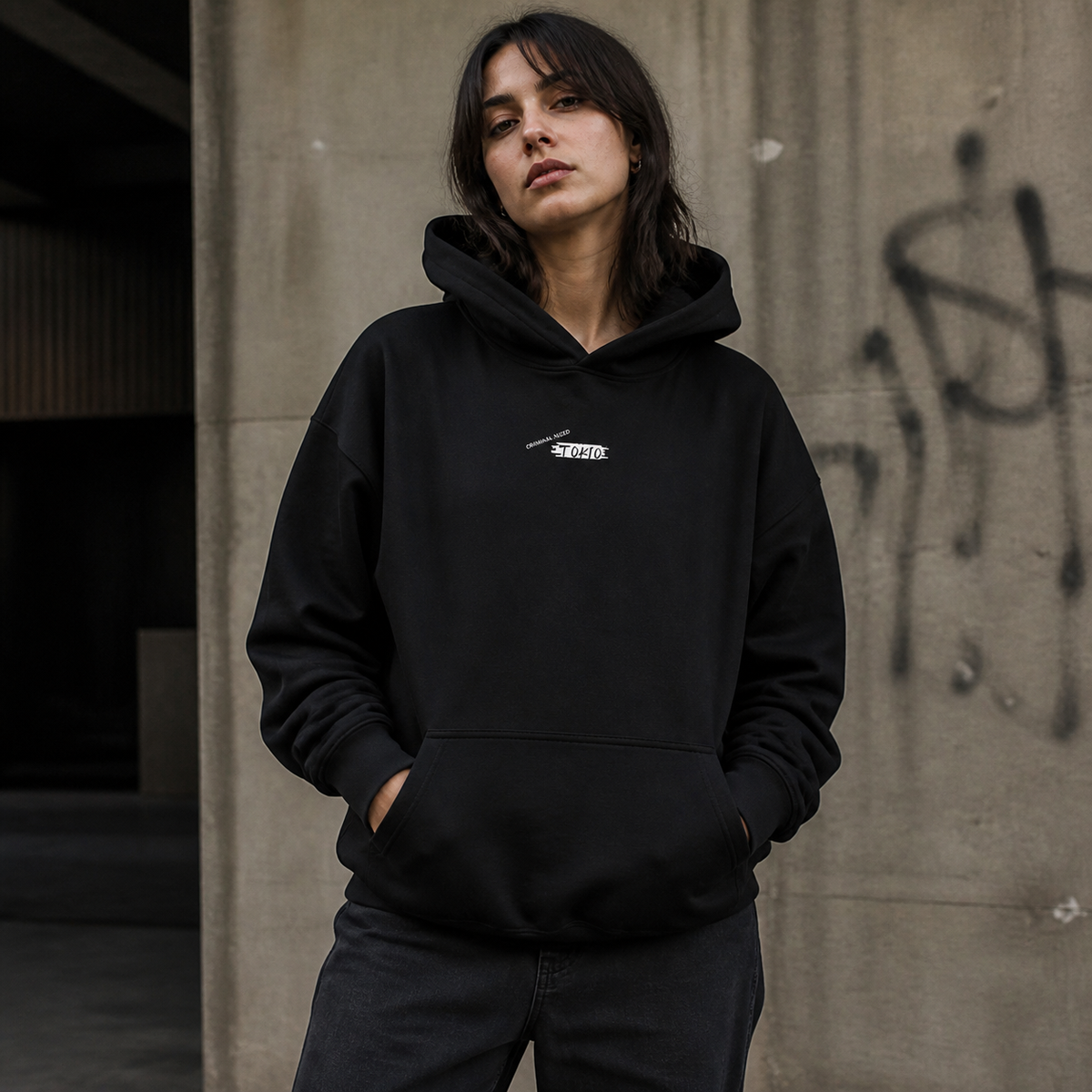 Tokio Graphic Hoodie Damen-Modell Frontansicht – KI-generierte Darstellung