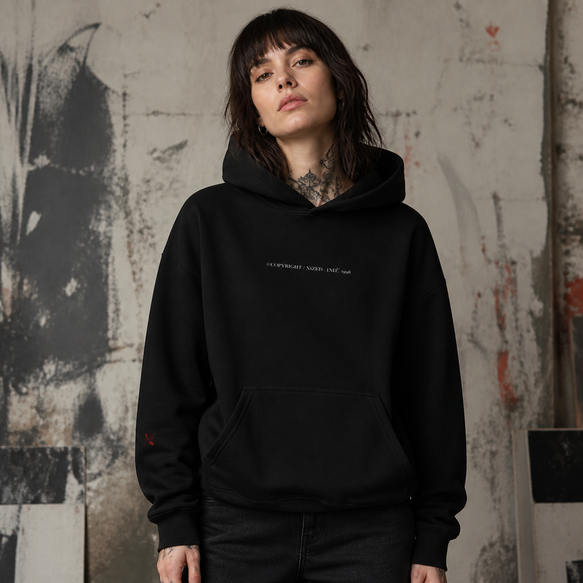 Trigger Graphic Hoodie Damen Modell Frontansicht – KI-generierte Darstellung
