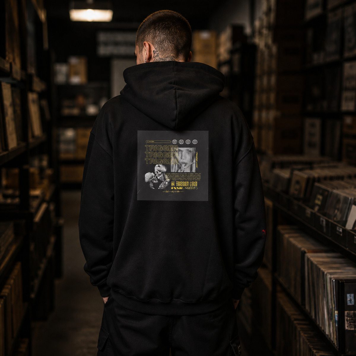 Trigger Graphic Hoodie Herren Modell Rückenansicht – KI-generierte Darstellung
