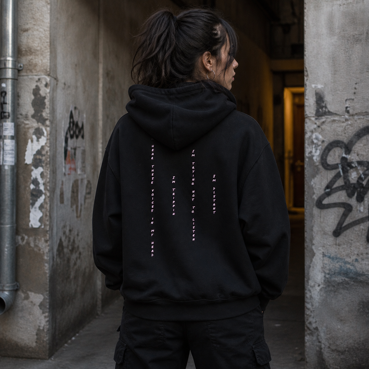 Trippin Purple Mix Vibes Hoodie am weiblichen Model mit Backprint vor Berliner Club Kulisse – KI-generierte Darstellung