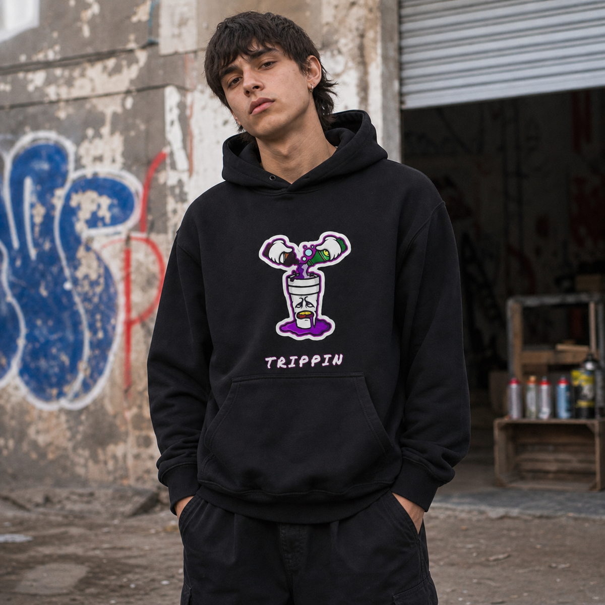 Trippin Purple Mix Vibes Hoodie am männlichen Model mit Frontprint im Berliner Atelierhof – KI-generierte Darstellung