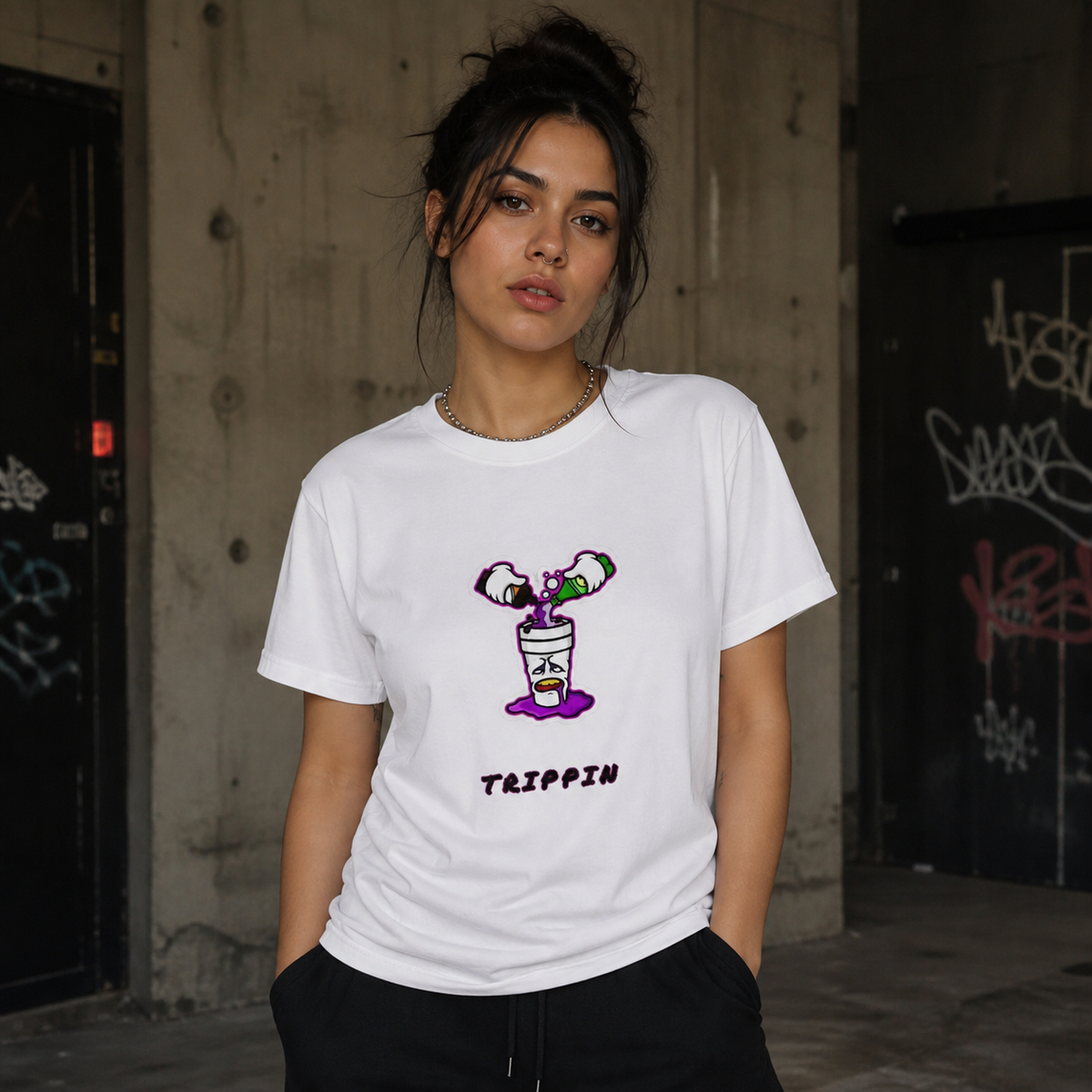Trippin Purple Mix T-Shirt am weiblichen Model, Frontprint – KI-generierte Darstellung