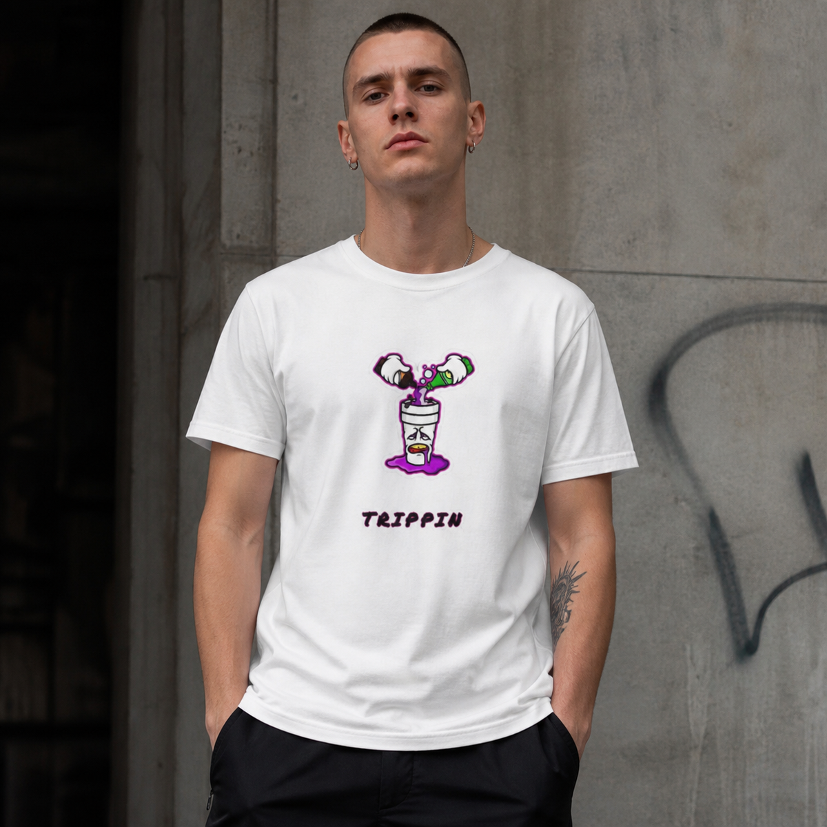 Trippin Purple Mix T-Shirt am männlichen Model, Frontprint – KI-generierte Darstellung