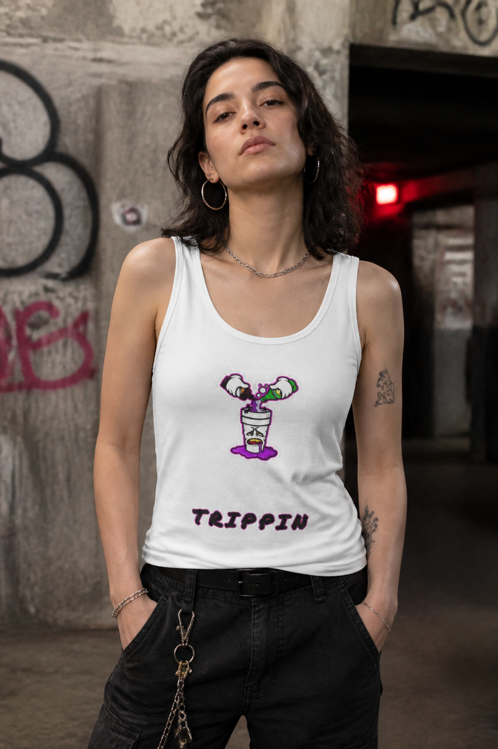 Trippin Tonic Tank Top von NiZED am weiblichen Model - KI-generierte Darstellung