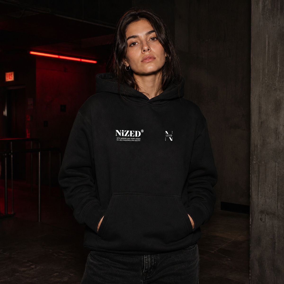 Trippy Graphic Hoodie Design 2 an weiblichem Model, Frontansicht – KI-generierte Darstellung