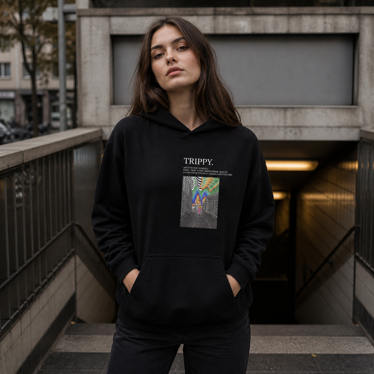 Trippy New Hoodie an weiblichem Model, Frontansicht – KI-generierte Darstellung