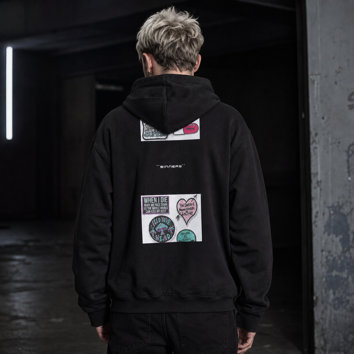 Trippy Pills Hoodie Herren Modell Rückenansicht – KI-generierte Darstellung