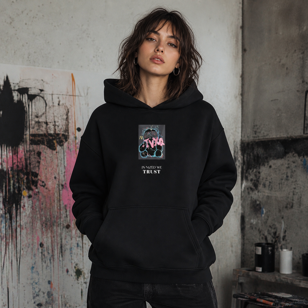 Trust Bear Hoodie Damen Modell Frontansicht – KI-generierte Darstellung
