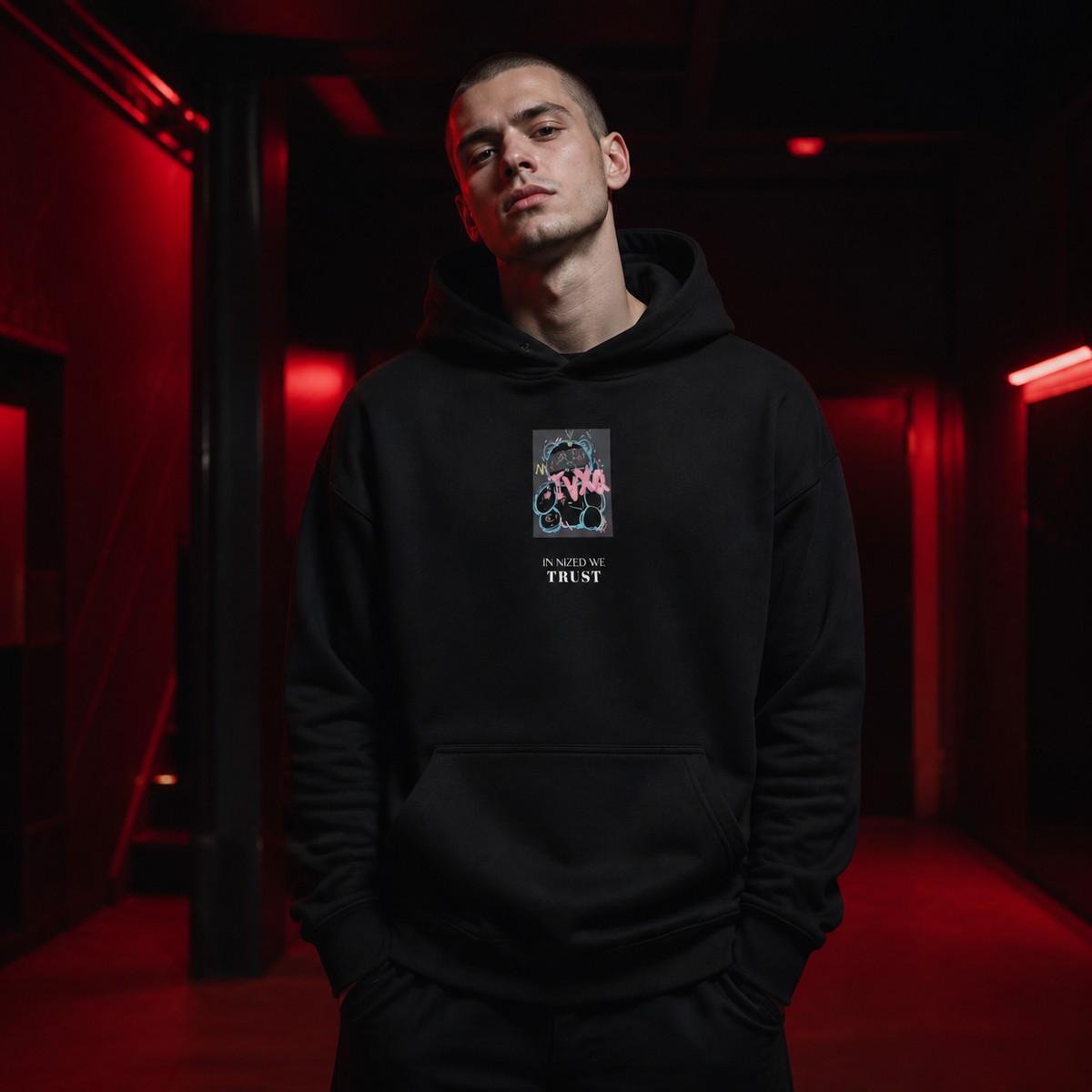 Trust Bear Hoodie Herren Modell Frontansicht – KI-generierte Darstellung